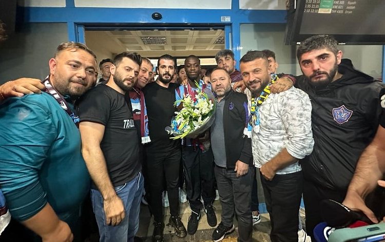 Trabzonspor taraftarı, yeni transfer Nicolas Pepe’yi coşkuyla karşıladı