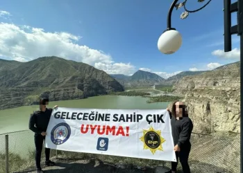 Erzurum polisinden gençlere uyuşturucu uyarısı