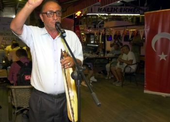 Kemençe çalarak validen ruhsat istedi