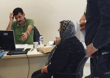 Yaşlı çifti dolandırılmaktan polis kurtardı