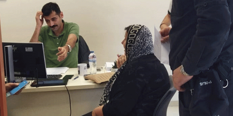 Yaşlı çifti dolandırılmaktan polis kurtardı