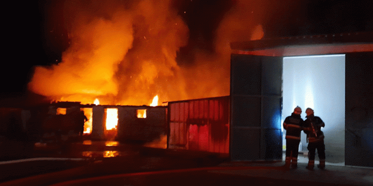 Saman deposu alev alev yandı