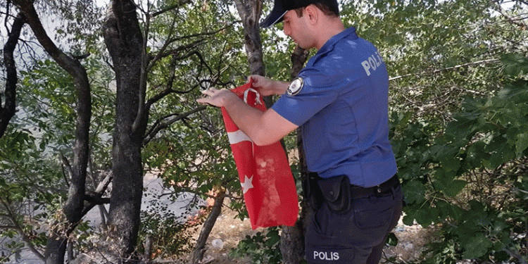 Polis, yangında bayrağımızı alevlere teslim etmedi