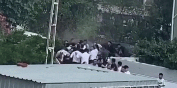 Sokak düğününde tekme ve yumruklar havada uçuştu