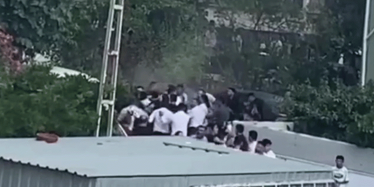 Sokak düğününde tekme ve yumruklar havada uçuştu