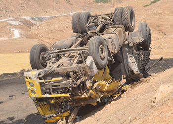 Freni boşalan tır şarampole devrildi