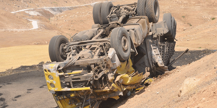 Freni boşalan tır şarampole devrildi