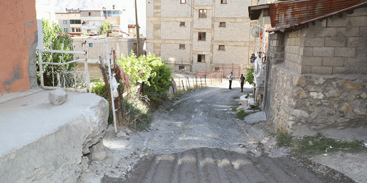 Hakkari’de bir semt ilk defa asfalta kavuşuyor