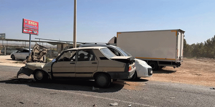 Otomobiller kafa kafaya çarpıştı: 4 yaralı