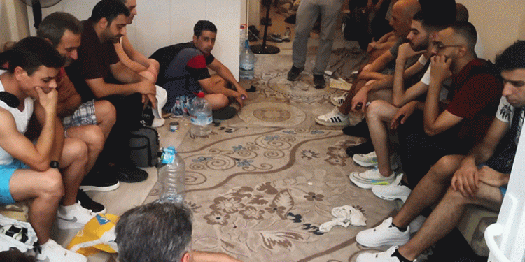 Evden 25 düzensiz göçmen çıktı