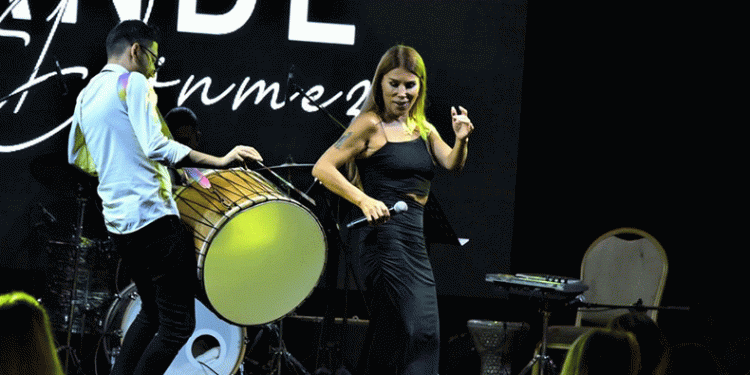 Sezonun son sahnesini yapıp dinleyicisiyle vedalaştı