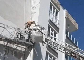 İskelede mahsur kalan 2 işçi kurtarıldı