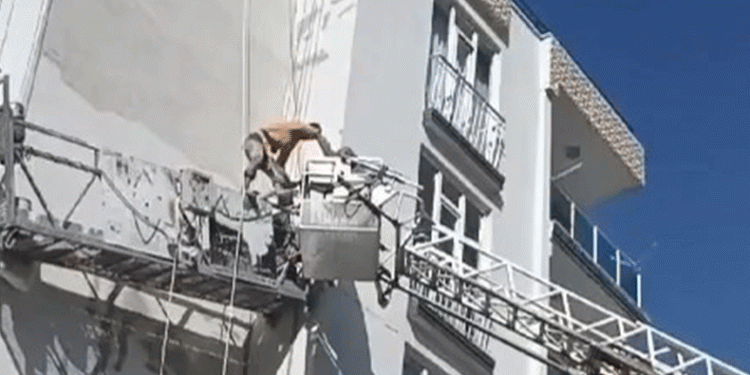 İskelede mahsur kalan 2 işçi kurtarıldı