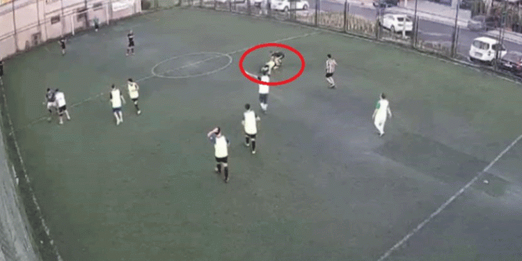 Halı sahada kalp krizi geçirdi