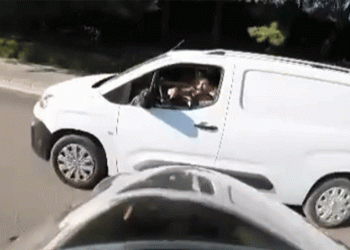 Hatalı dönüş yaptı, üstüne küfürler savurdu