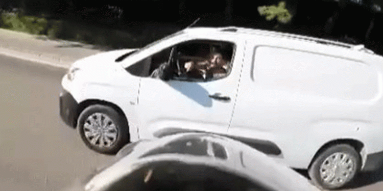 Hatalı dönüş yaptı, üstüne küfürler savurdu