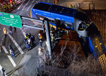 New York’ta otobüs şarampole yuvarlandı