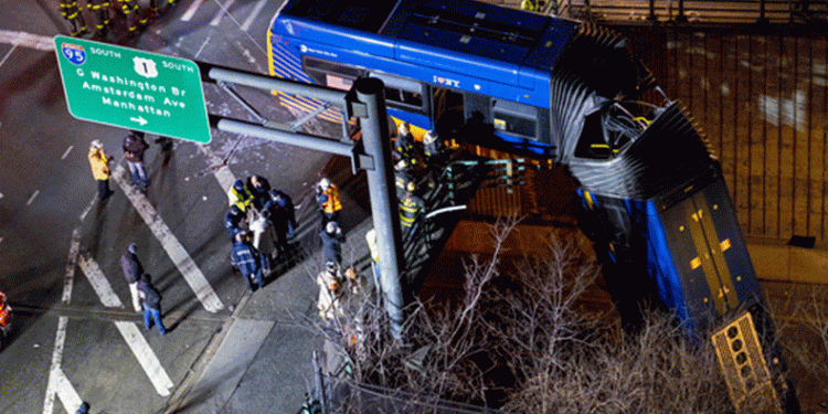 New York’ta otobüs şarampole yuvarlandı