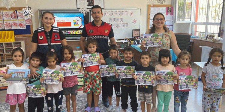 Jandarma ekipleri öğrencileri bilgilendirdi