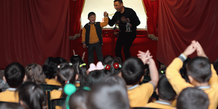 Minikler gölge oyunu ile tanıştı