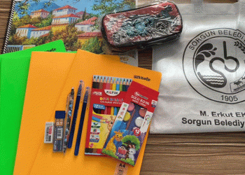 1300 öğrenciye kırtasiye seti hediye edildi