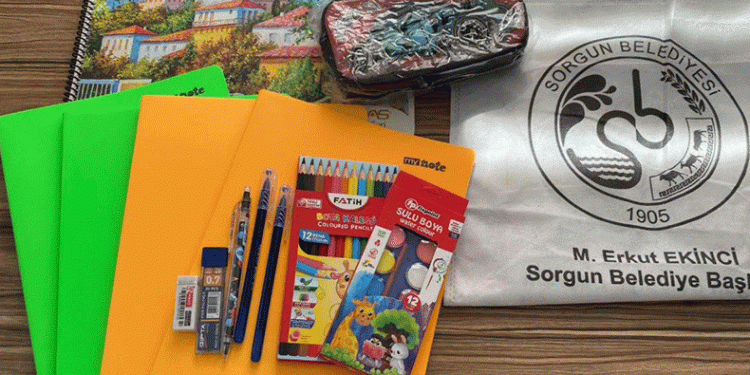 1300 öğrenciye kırtasiye seti hediye edildi