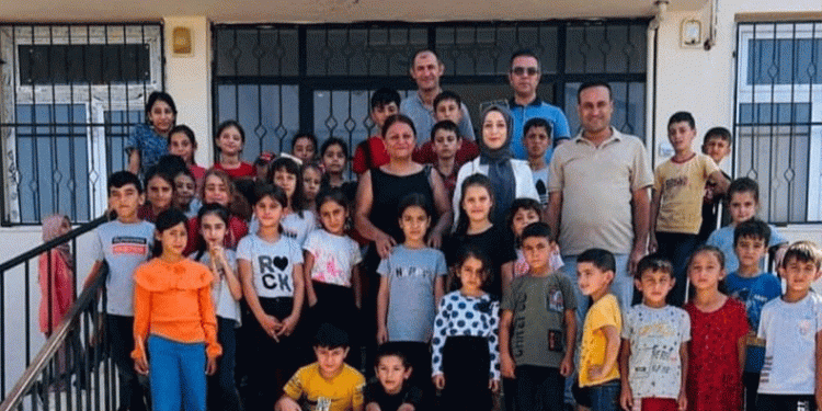 Neşe Bakay’dan, öğrencilere kırtasiye yardımı