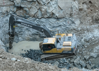 Heyelandan yıkılan yolda çalışmalar sürüyor