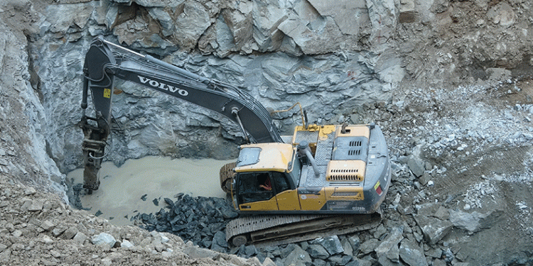 Heyelandan yıkılan yolda çalışmalar sürüyor