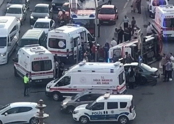 İçinde hasta olan ambulans devrildi