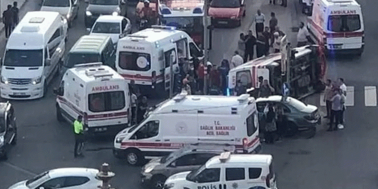 İçinde hasta olan ambulans devrildi