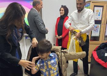 Depremzede öğrencilere mont dağıtıldı