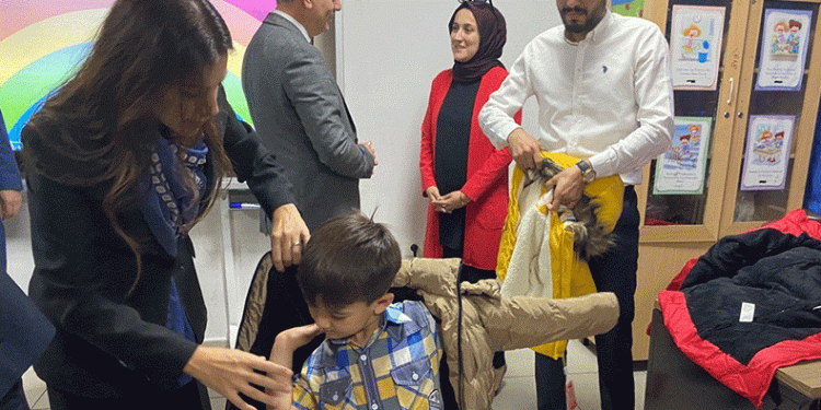 Depremzede öğrencilere mont dağıtıldı