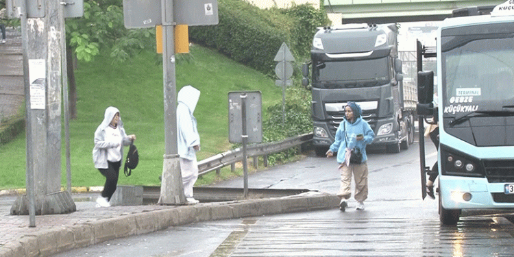 İstanbullular güne yağmurla uyandı