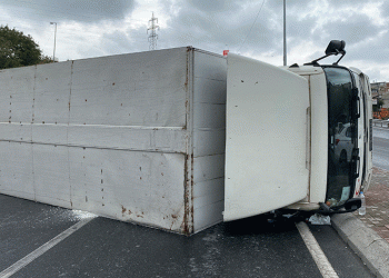 Kayganlaşan yolda kamyon devrildi