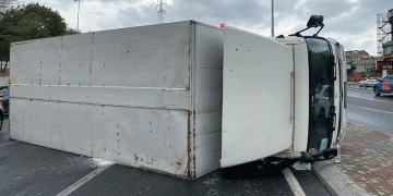 Kayganlaşan yolda kamyon devrildi