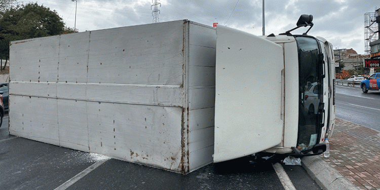 Kayganlaşan yolda kamyon devrildi