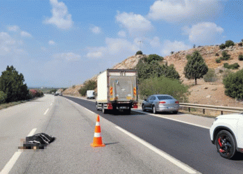 Otoyola giren yaşlı kadına araç çarptı