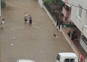 Pendik’te bir ev sular altında kaldı