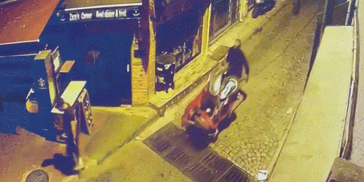 El arabasıyla motosiklet çaldılar