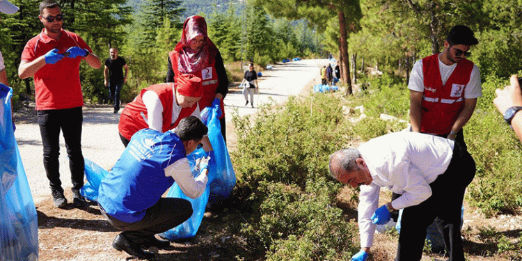 Atatürk Ormanı’ndan yığınla çöp toplandı