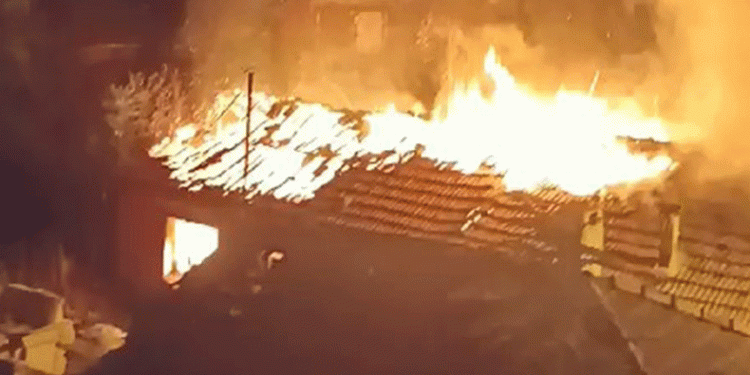 Yaşlı adamı yangından bekçiler kurtardı