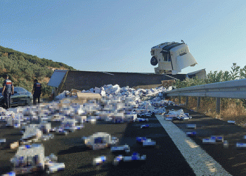 Bursa’da 25 ton enerji içeceği yüklü tır devrildi