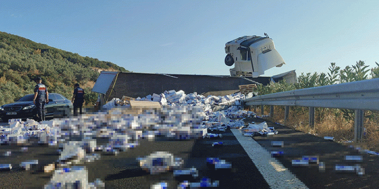 Bursa’da 25 ton enerji içeceği yüklü tır devrildi