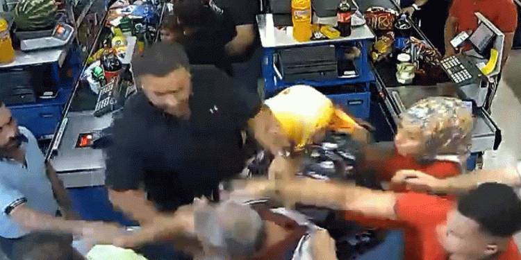 Marketteki çocuklara acımasız dayak