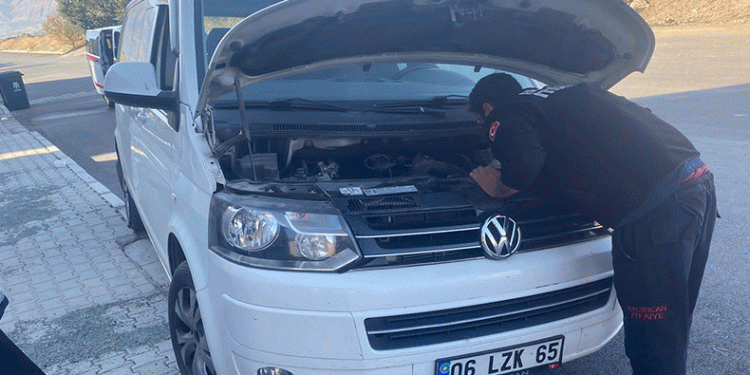 Sıkışan yavru kediyi itfaiye kurtardı