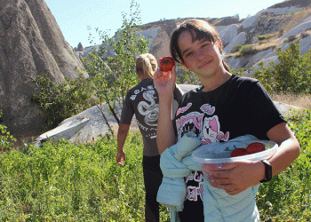 Özel çocuklar ektikleri sebzeleri hasat etti