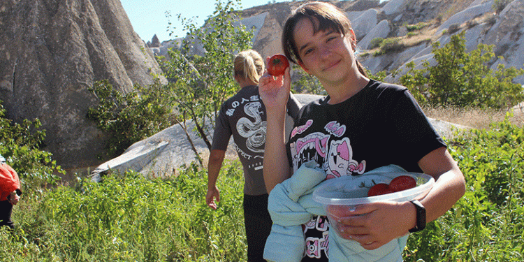 Özel çocuklar ektikleri sebzeleri hasat etti