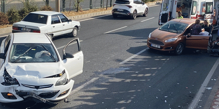 Diyarbakır’da iki otomobil çarpıştı: 1 yaralı