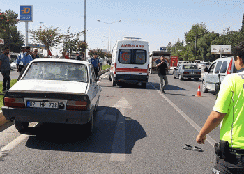 Otomobil motosikletle çarpıştı